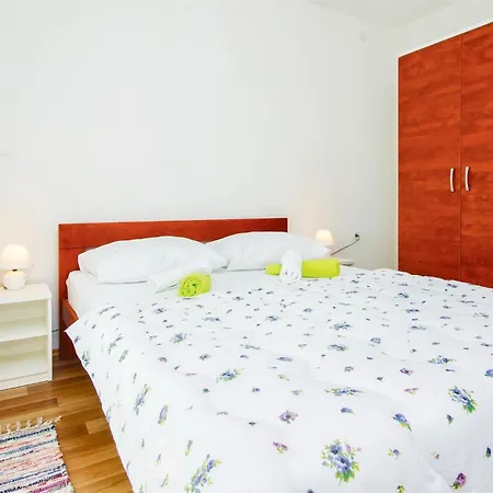 Three-bedroom In Mali Rat Appartement Sumpetar