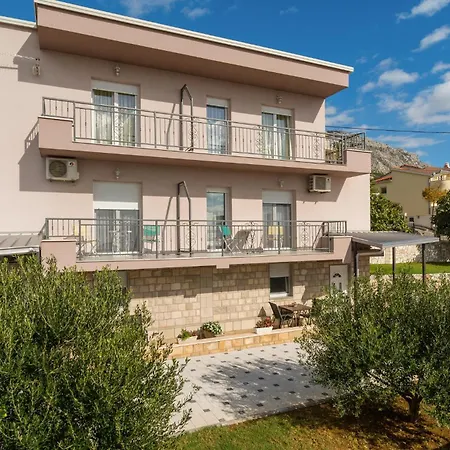 Three-bedroom In Mali Rat