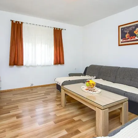 Three-bedroom In Mali Rat Appartement Sumpetar