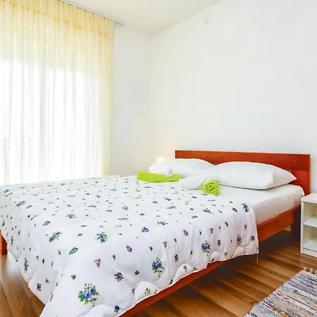 Three-bedroom In Mali Rat