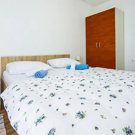 Three-bedroom In Mali Rat Appartement