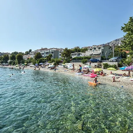 Three-bedroom In Mali Rat Appartement Sumpetar