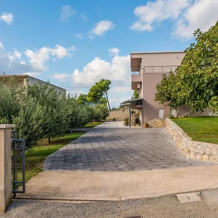 Three-bedroom In Mali Rat