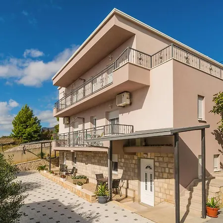 Three-bedroom In Mali Rat Appartement *