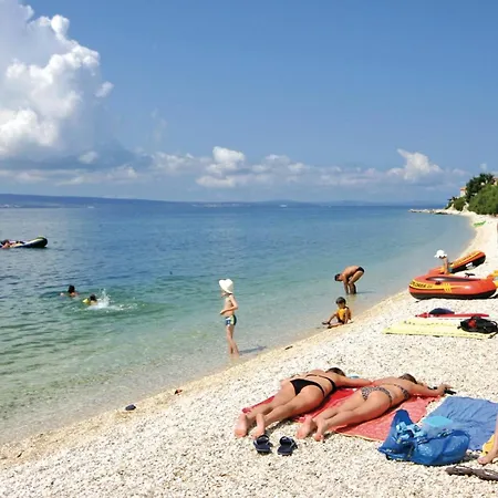 Three-bedroom In Mali Rat Appartement Sumpetar