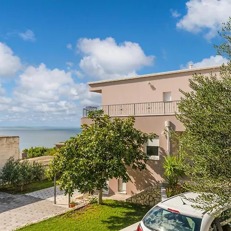 Appartement Three-bedroom In Mali Rat